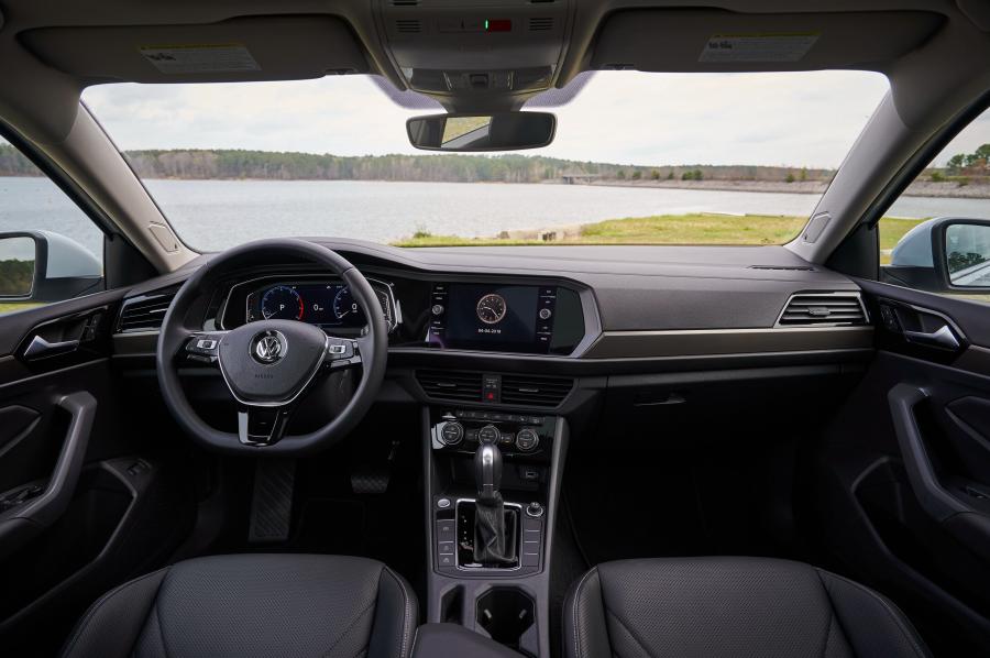 Торпедо Volkswagen Jetta SEL Premium 2018 года  (NA) (фото 19 из 40)